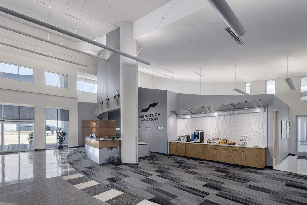 Signature Aviation chauffeur & car service at Scottsdale Airport (SDL)