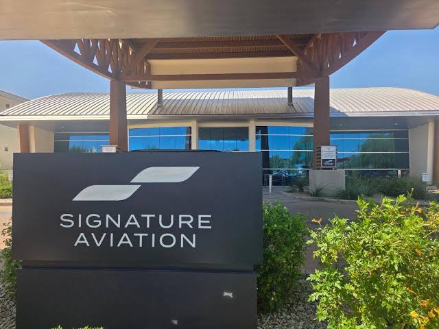 Signature Aviation chauffeur & car service at Scottsdale Airport (SDL)