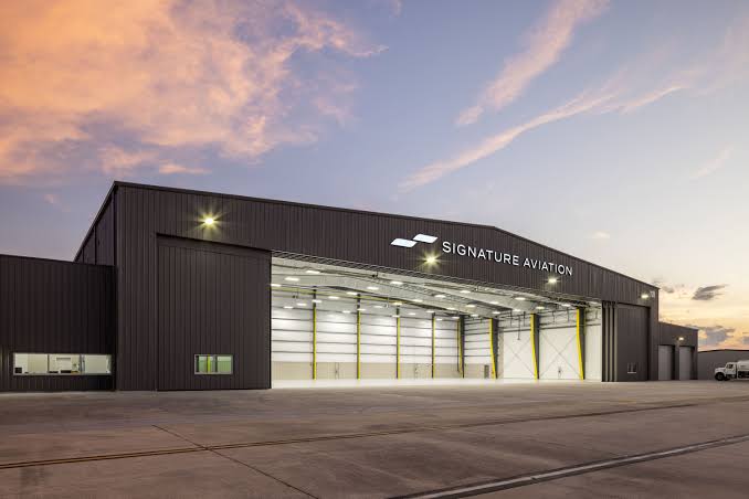 Signature Aviation chauffeur & car service at Scottsdale Airport (SDL)